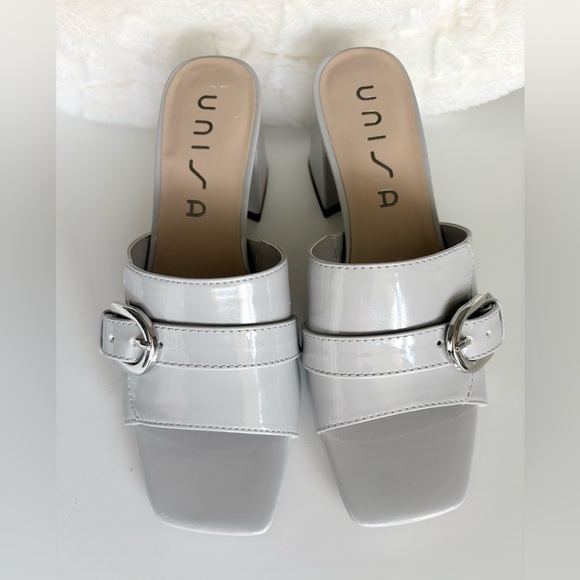 New Unisa Women's Silver Buckle Grey Sandals in Size 6.5M - Picture 1 of 4